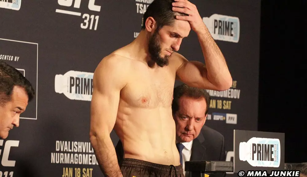 Islam Makhachev a jeho ambice: Dvojité tituly a dědictví v MMA